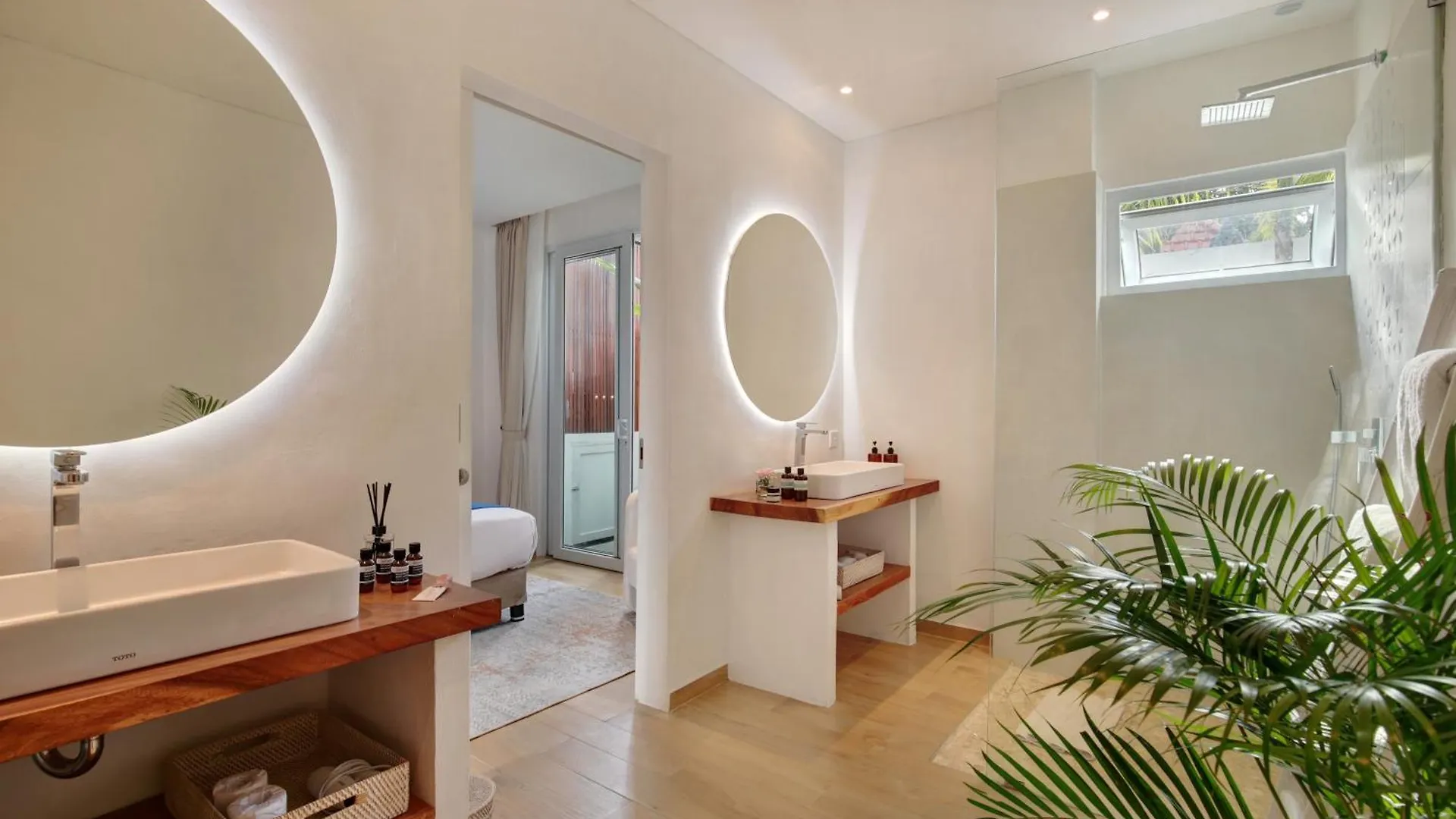 Trendsetting Ultimate 6-Bed Beach Getaway-Staff-Breakfast-Bbq-Billiard Canggu Villa